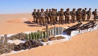 عناصر الجيش الجزائري أمامهم الأسلحة المضبوطة
