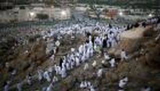 ضيوف الرحمن على صعيد عرفات الطاهر لأداء ركن الحج الأعظم