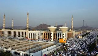 الحجاج يتوافدون على مسجد نمرة لأداء صلاتي الظهر والعصر جمعا وقصرا