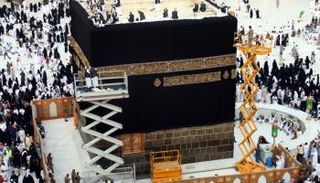 استبدال كسوة الكعبة المشرفة في يوم عرفات