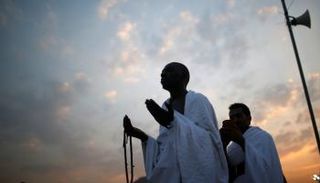 ضيوف الرحمن على صعيد عرفات الطاهر لأداء ركن الحج الأعظم