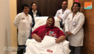 أسمن امرأة بالعالم تتناول الآيس كريم في أبوظبي 