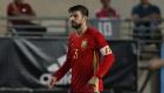 "عداوات بيكيه" تقلق مدرب إسبانيا وقائدها