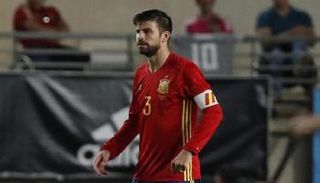 "عداوات بيكيه" تقلق مدرب إسبانيا وقائدها