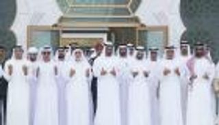 محمد بن زايد يؤدي صلاة الأضحى بجامع الشيخ زايد.. ويستقبل المهنئين بالعيد