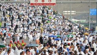 حجاج يتوجهون إلى منى لرمي جمرة العقبة