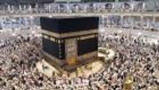 ضيوف الرحمن يؤدون طواف الإفاضة وسط أجواء إيمانية 