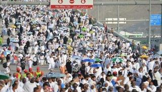 حجاج يتوجهون إلى منى لرمي جمرة العقبة