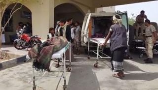 جانب من نقل ضحايا غدر مليشيا الانقلاب الحوثي