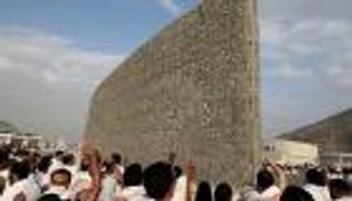 حجاج بيت الله الحرام يرمون جمرة العقبة يوم النحر