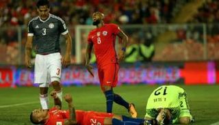 فيدال بعد تسجيله هدف في مرماه