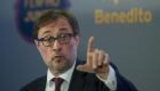 بينديتو يبدأ إجراءات سحب الثقة من إدارة برشلونة 