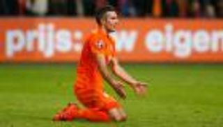 فان بيرسي خارج تشكيلة هولندا لمواجهة بلغاريا