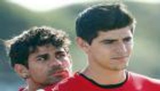 كورتوا يسخر من بقاء كوستا بطريقة بيكيه