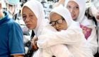 حاجة تطوف بأمها فوق ظهرها: حملتها كما حملتني