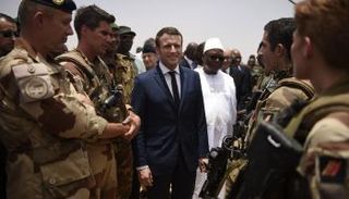 إيمانويل ماكرون ونظيره المالي خلال زيارة للقوات الفرنسية في باماكو