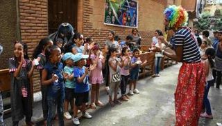 لعبة البلياتشو ضمن فقرات الاحتفال أمام الكنيسة