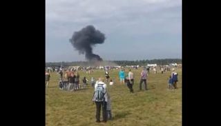 الدخان يتصاعد من الطائرة عقب سقوطها واحتراقها