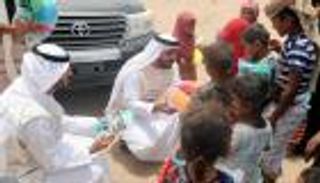الهلال الأحمر الإماراتي يوزع أضاحي العيد على الأسر الفقيرة بعدن