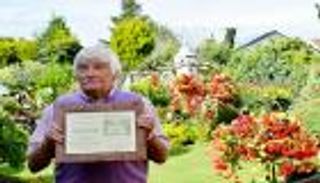 بالصور.. جائزة لبريطاني اعتنى بحديقته 60 ألف ساعة