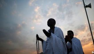 موسم الحج يذخر بقصص الوفاء للوالدين