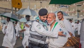 الكشافة تساعد الحجاج التائهين في العودة لأماكنهم