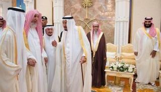 خادم الحرمين الشريفين يستقبل المهنئين بالعيد