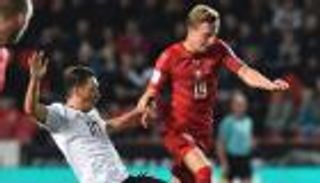 تألق أوزيل مع ألمانيا يجلب النقد لفينجر