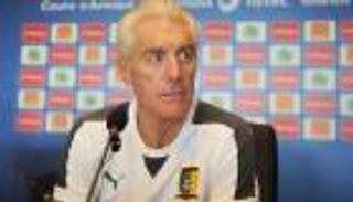 الكاميرون توضح حقيقة رحيل مدربها بعد رباعية نيجيريا