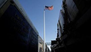 شاحنات تجارية قرب الحدود الأمريكية