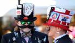 بالصور ..مهرجان "القبعات" في بريطانيا.. ارتداء كل ما هو غريب