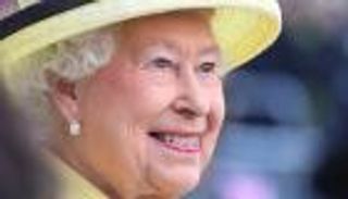 ملكة بريطانيا تهدي طفلة بجعة "ملكية" 