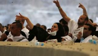 في ثاني أيام التشريق.. ضيوف الرحمن يواصلون رمي الجمرات