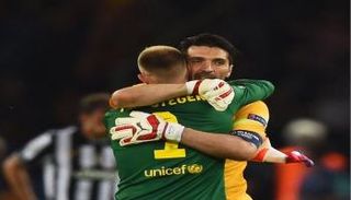 حارس برشلونة يتغزل في بوفون بعد رقمه التاريخي