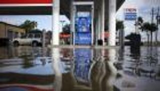 إعصار هارفي يدفع أسعار النفط للتقلب بداية الأسبوع 