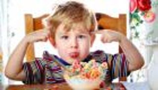 الهواتف المحمولة قبل النوم تصيب الأطفال بفرط الحركة