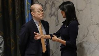 هايلي خلال مناقشة مع مندوب الصين فى الأمم المتحدة - أ. ف. ب