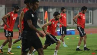 لاعب الوحدة خلال تدريبات فريقه الأحد