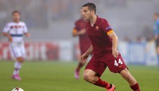 روما يحصن مدافعه ضد أطماع أندية "الكالتشيو"