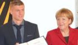 دعم كروس لميركل يثير جدلاً بين جماهيره