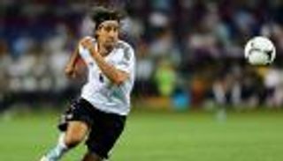 خضيرة يسجل أهدافا خيرية في لقاء ألمانيا والنرويج