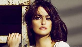 الممثلة الأمريكية بينيلوبي كروز  بالشعر القصير