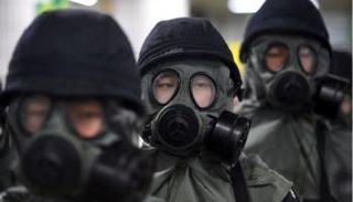 شرطة كوريا الجنوبية بأقنعة الغاز 