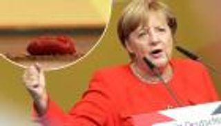 بالفيديو.. رشق ميركل بالطماطم والشرطة تحقق