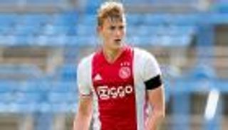 برشلونة يراقب موهبة أياكس الدفاعية 