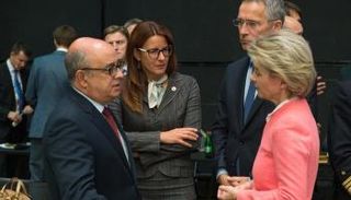 وزيرة الدفاع الألمانية خلال مناقشات قبل الاجتماع - أ. ف. ب