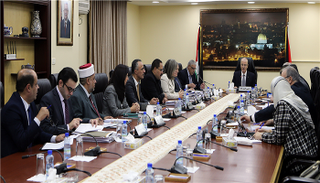 مجلس الوزراء الفلسطيني يشكر خادم الحرمين على حج أسر الشهداء