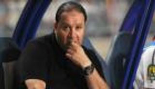 مدرب تونس يشارك في عزاء "فقيد المونديال"