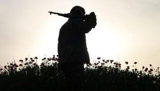 عنصر من المعارضة المسلحة في درعا (أ.ف.ب)