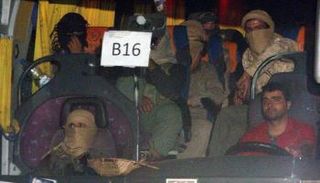 عناصر داعش في الحافلات التي أقلتهم من لبنان لسوريا - أرشيفية